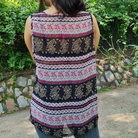 Printed top in feather weight georgette. - Picture 3 of 5